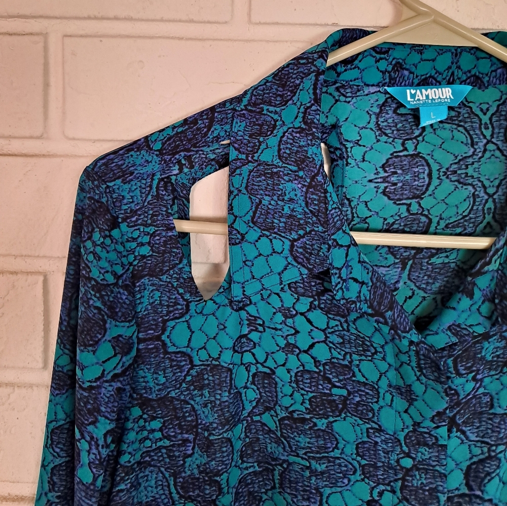 L'AMOUR Nanette Lepore blue/teal cut outs long sleeve button up blouse/t… - Picture 3 of 4